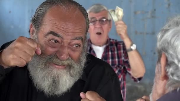Yaşlı adamlar mücadele olarak kumar — Stok video