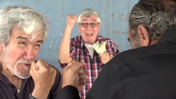 Velho Homem Homens Luta Anger Jogos de azar — Vídeo de Stock