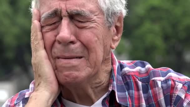 Грустный и расстроенный старик — стоковое видео