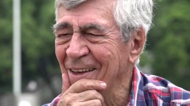 Reminiscing ve hatırlamak yaşlı adam