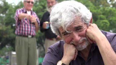 İhmal edilen ve üzgün ihtiyar