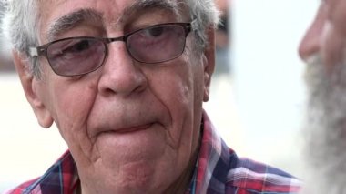 Emekli adam konuşmayı dinleme