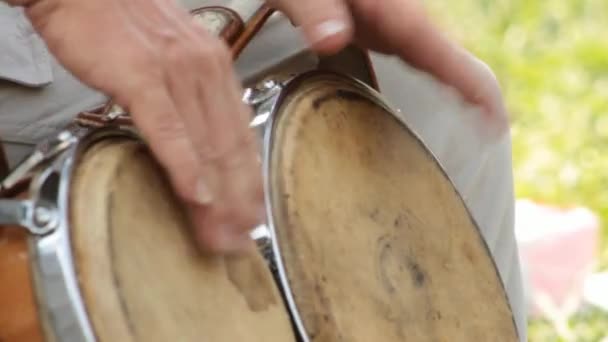 Hombre golpeando bongo tambores — Vídeos de Stock
