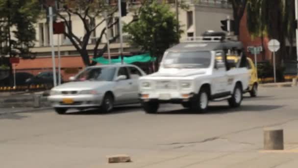 27 de noviembre de 2014 - Cali, Colombia - Tráfico urbano de automóviles callejeros — Vídeos de Stock