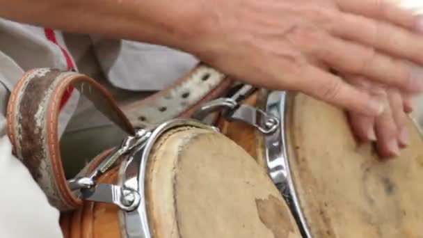 Барабанщик, играющий на барабанах Бонго — стоковое видео