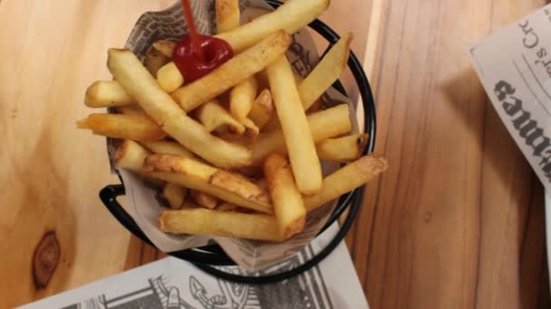 Patatas fritas y ketchup — Vídeos de Stock