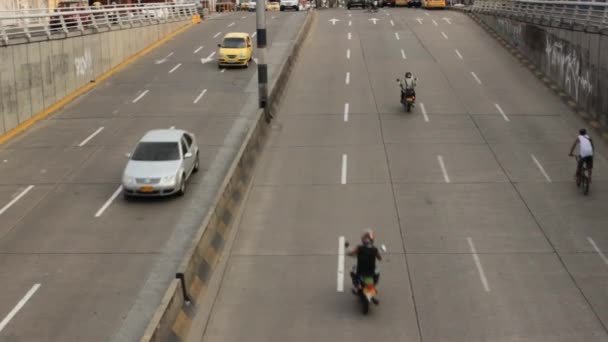 27 de noviembre de 2014 - Cali, Colombia - Tráfico de coches en Onramp — Vídeo de stock