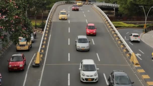 27 de noviembre de 2014 - Cali, Colombia - Tráfico de automóviles en Onramp — Vídeo de stock