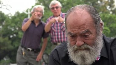 Yaşlı adam alay