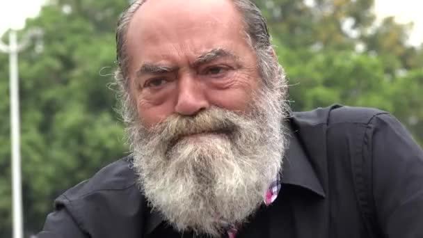Louco velho barbudo homem — Vídeo de Stock