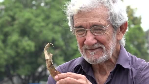 Felizmente jubilado Hombre de la tercera edad — Vídeos de Stock