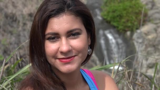 Mujer sonriente en cascada — Vídeo de stock