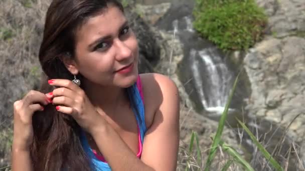 Genç kadın saç sabitleme — Stok video