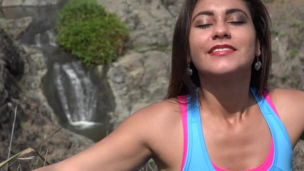 Šťastná žena relaxační v létě — Stock video