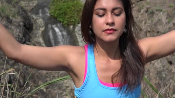 Egy nő jógázik a szabadban. — Stock videók