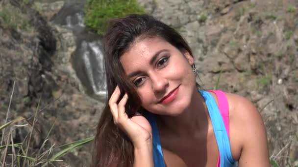 Kacér fiatal nő ugratás — Stock videók