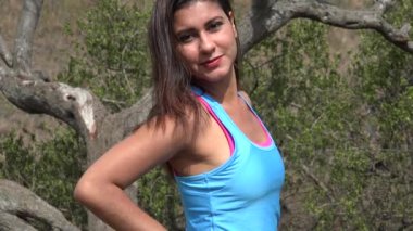 Genç atletik kadın poz