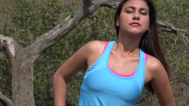 Jonge fit vrouw die zich uitstrekt — Stockvideo