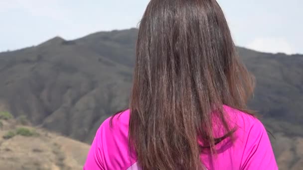 Νεαρή γυναίκα, απολαμβάνοντας τα βουνά — Αρχείο Βίντεο