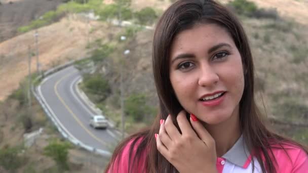 Щасливі жінка біля сільська дорога — стокове відео