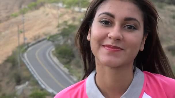 Усміхається жінка біля сільська дорога — стокове відео