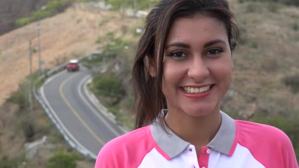 幸福的女人和山区公路交通 — 图库视频影像