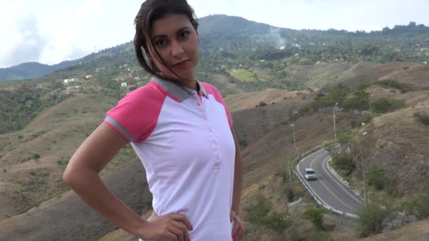 Mulher posando em montanhas — Vídeo de Stock
