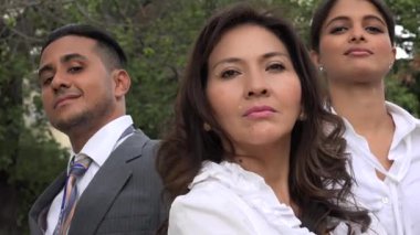 Kendine güvenen iş takım poz