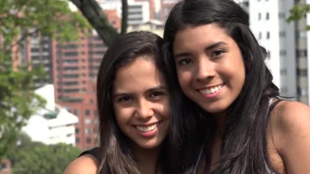 Sonriente adolescente niñas en público parque — Vídeo de stock