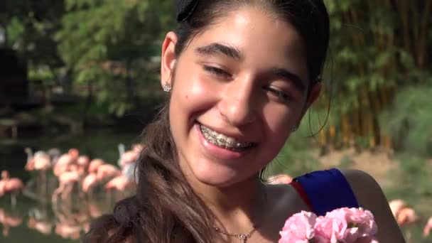 西班牙裔美国人十几岁的女孩微笑 — 图库视频影像