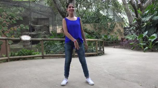 Adolescent fille danse hippop — Video