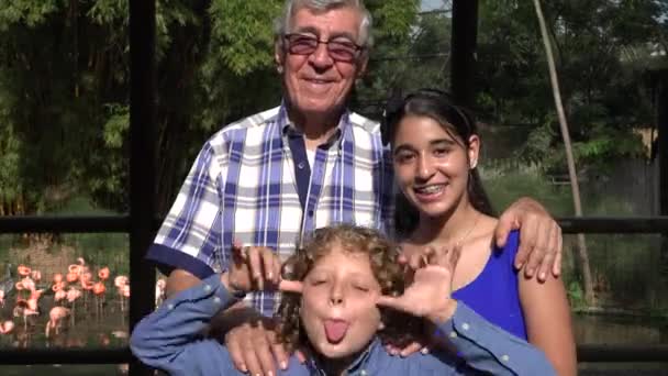Farfar och barnbarn agerar dumt — Stockvideo