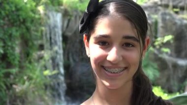 Yaz gününde gülümseyen genç kız