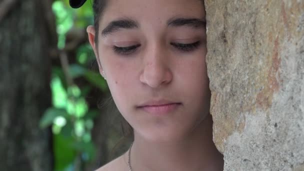 Triste adolescente chica — Vídeos de Stock