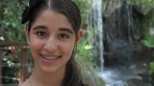 Adolescente chica sonriendo en la naturaleza — Vídeos de Stock