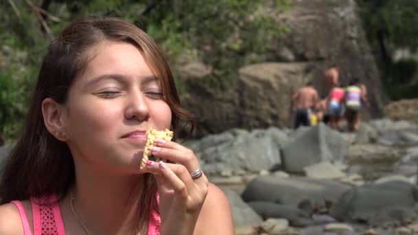 Девочка ест закуски из гранолы — стоковое видео