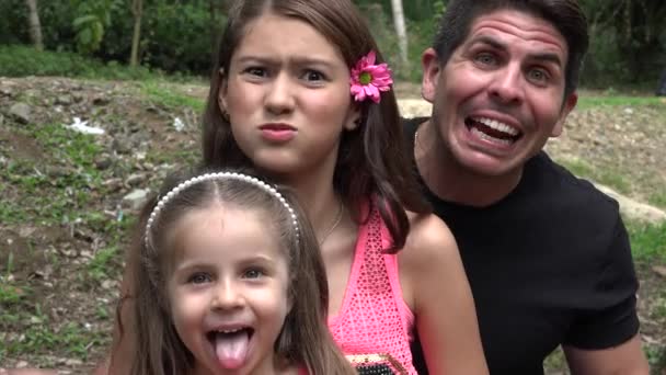 Отец и дочери ведут себя глупо — стоковое видео