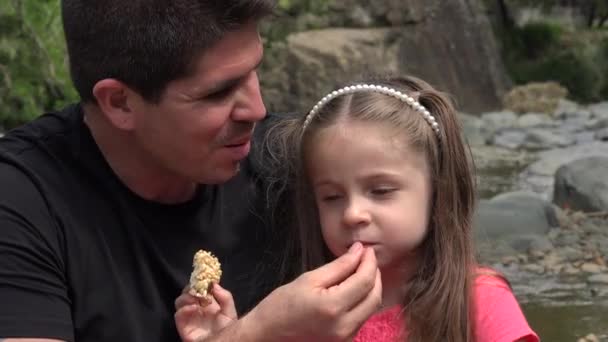 Отец и дочь Тоддлер перекусывают — стоковое видео