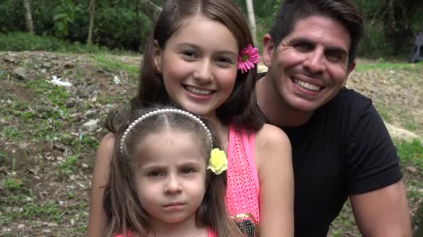 Szczęśliwy rozwiedziony ojciec i córki — Wideo stockowe