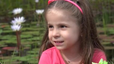 Gülümseyen sevimli bebek kız