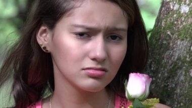 Üzgün sevilmemiş genç kız