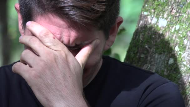 哭泣和羞愧的成年男性 — 图库视频影像