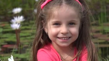 Yürümeye başlayan çocuk kız açık havada gülümseyen