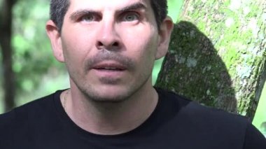 Yorgun ve korkulu bir adam