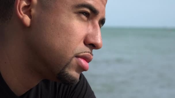 Erwachsener hispanischer Mann auf hoher See — Stockvideo