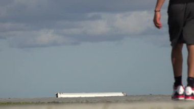 insanlar ortak parkta yürürken