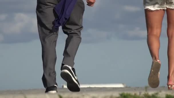 Pessoas caminhando no Parque Público — Vídeo de Stock