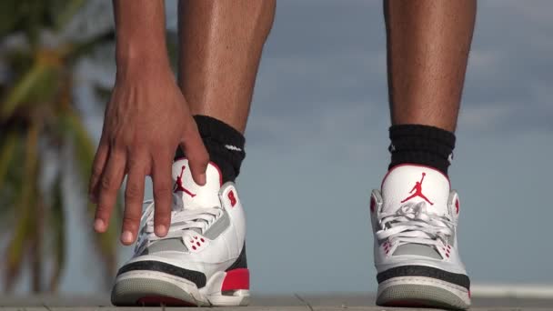 Adulto hispânico masculino atleta alongamento — Vídeo de Stock