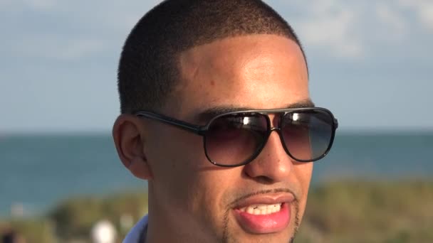 Dospělý muž nosí sluneční brýle — Stock video