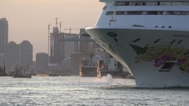 20 januari 2015 - Miami, Florida - Cruise schip op zee — Stockvideo